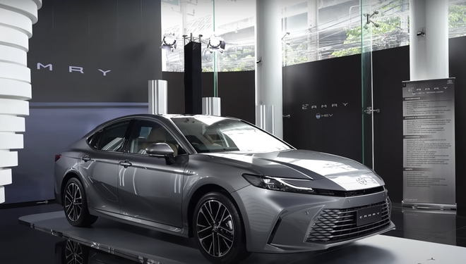 Ảnh thực tế Toyota Camry 2025: Nội thất quá khác biệt, động cơ chỉ còn Hybrid - Ảnh 2.