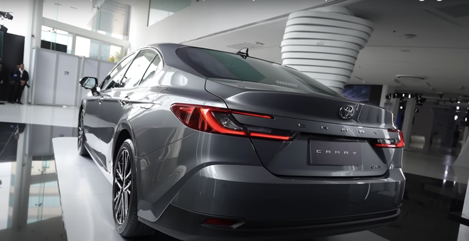 Ảnh thực tế Toyota Camry 2025: Nội thất quá khác biệt, động cơ chỉ còn Hybrid - Ảnh 5.