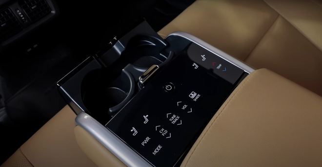 Ảnh thực tế Toyota Camry 2025: Nội thất quá khác biệt, động cơ chỉ còn Hybrid - Ảnh 9.