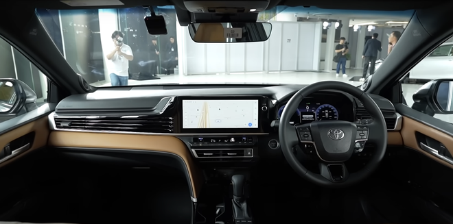 Ảnh thực tế Toyota Camry 2025: Nội thất quá khác biệt, động cơ chỉ còn Hybrid - Ảnh 7.