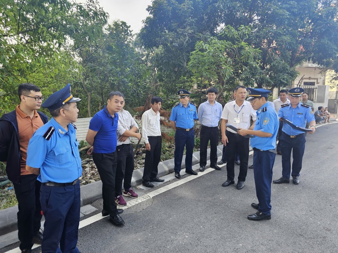 Cận cảnh loạt công trình xâm phạm nghiêm trọng hành lang, uy hiếp an toàn cầu Thăng Long - Ảnh 7.