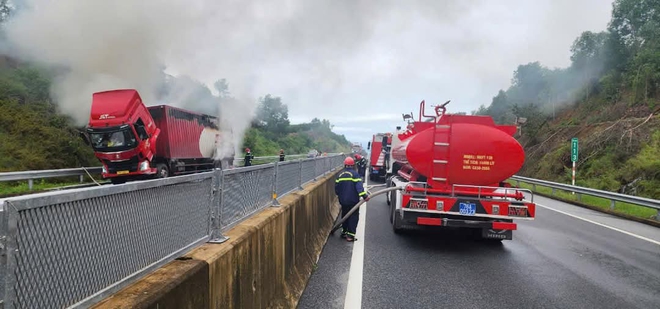 Cận cảnh cứu hộ cứu nạn ô tô tải bất ngờ bốc cháy khi đang chạy trên cao tốc Quảng Ngãi - Đà Nẵng  - Ảnh 5.