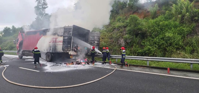 Cận cảnh cứu hộ cứu nạn ô tô tải bất ngờ bốc cháy khi đang chạy trên cao tốc Quảng Ngãi - Đà Nẵng  - Ảnh 4.