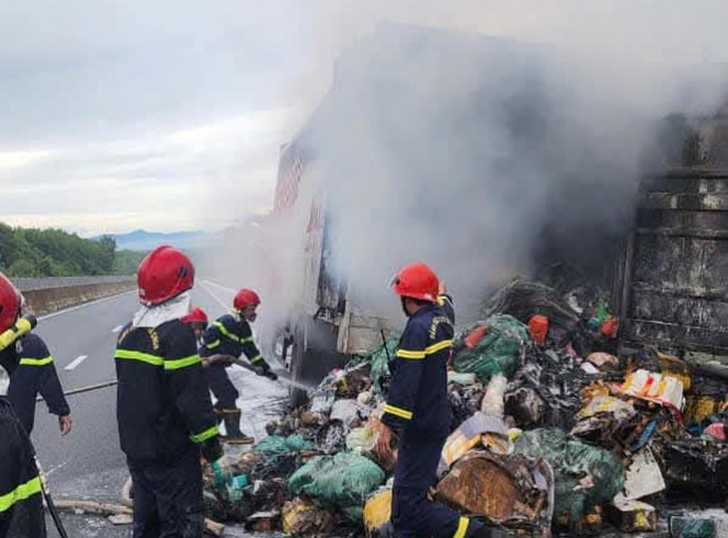 Cận cảnh cứu hộ cứu nạn ô tô tải bất ngờ bốc cháy khi đang chạy trên cao tốc Quảng Ngãi - Đà Nẵng  - Ảnh 2.