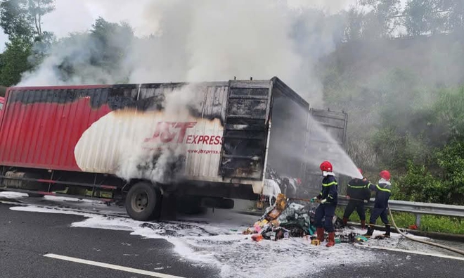 Cận cảnh cứu hộ cứu nạn ô tô tải bất ngờ bốc cháy khi đang chạy trên cao tốc Quảng Ngãi - Đà Nẵng  - Ảnh 3.