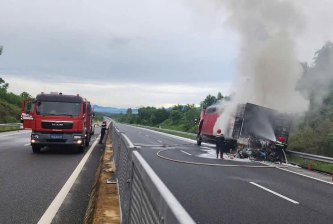 Cận cảnh cứu hộ cứu nạn ô tô tải bất ngờ bốc cháy khi đang chạy trên cao tốc Quảng Ngãi - Đà Nẵng  - Ảnh 10.