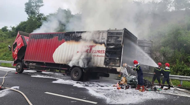 Cận cảnh cứu hộ cứu nạn ô tô tải bất ngờ bốc cháy khi đang chạy trên cao tốc Quảng Ngãi - Đà Nẵng  - Ảnh 6.