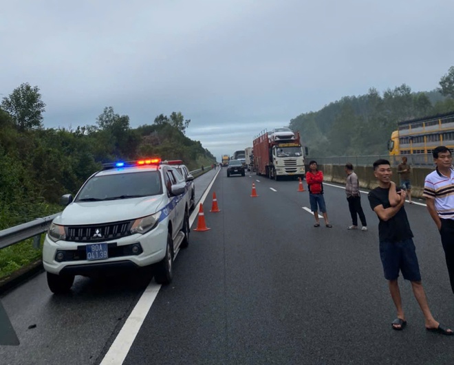 Cận cảnh cứu hộ cứu nạn ô tô tải bất ngờ bốc cháy khi đang chạy trên cao tốc Quảng Ngãi - Đà Nẵng  - Ảnh 8.