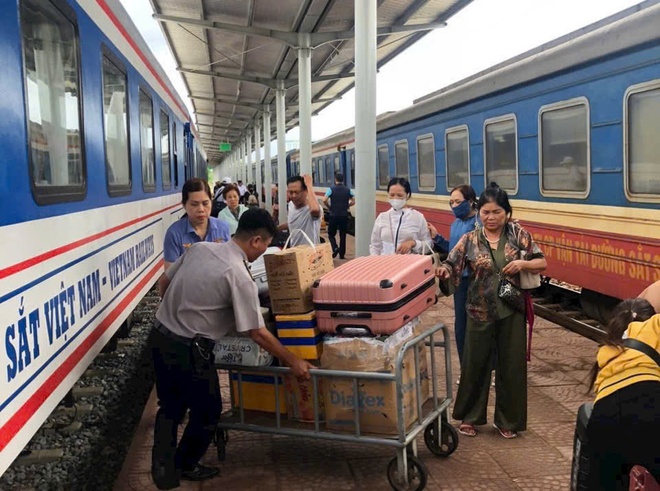 Ngành đường sắt chuyển tải hơn 2.000 hành khách do ảnh hưởng của bão số 6- Ảnh 2. Ngành đường sắt chuyển tải hơn 2.000 hành khách do ảnh hưởng của bão số 6- Ảnh 2.