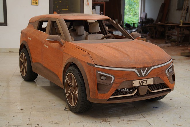 VinFast VF7 bất ngờ được thợ Việt chế tạo bằng gỗ: Kích thước giống xe thật, có thể di chuyển- Ảnh 9.