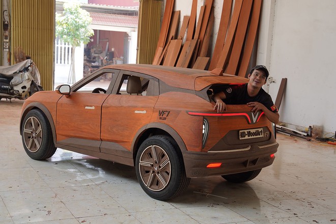 VinFast VF7 bất ngờ được thợ Việt chế tạo bằng gỗ: Kích thước giống xe thật, có thể di chuyển- Ảnh 7.