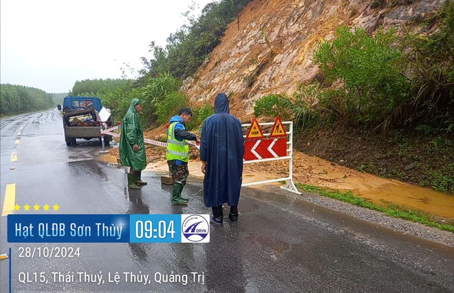 Mưa lũ khiến nhiều đoạn tuyến QL9, QL15, QL1 qua 2 tỉnh Quảng Bình và Quảng Trị ngập sâu, giao thông bị chia cắt - Ảnh 9.