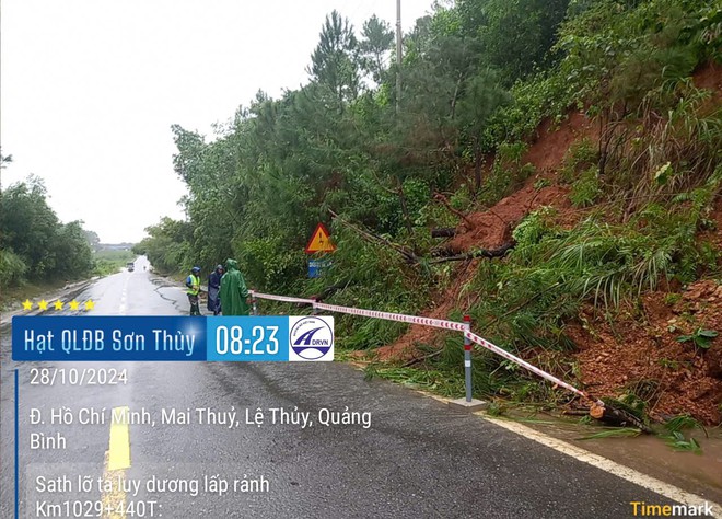 Mưa lũ khiến nhiều đoạn tuyến QL9, QL15, QL1 qua 2 tỉnh Quảng Bình và Quảng Trị ngập sâu, giao thông bị chia cắt - Ảnh 10.