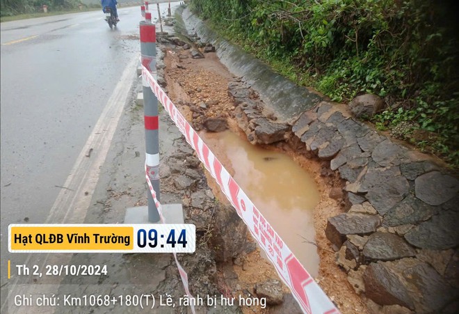 Mưa lũ khiến nhiều đoạn tuyến QL9, QL15, QL1 qua 2 tỉnh Quảng Bình và Quảng Trị ngập sâu, giao thông bị chia cắt - Ảnh 8.