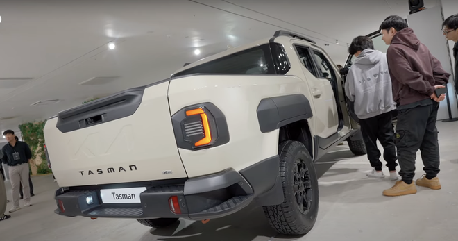 Ảnh thực tế KIA Tasman: Bán tải dạo phố với nội thất tiện nghi, ngoại hình khác lạ- Ảnh 4.