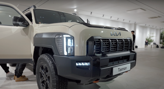 Ảnh thực tế KIA Tasman: Bán tải dạo phố với nội thất tiện nghi, ngoại hình khác lạ- Ảnh 2.