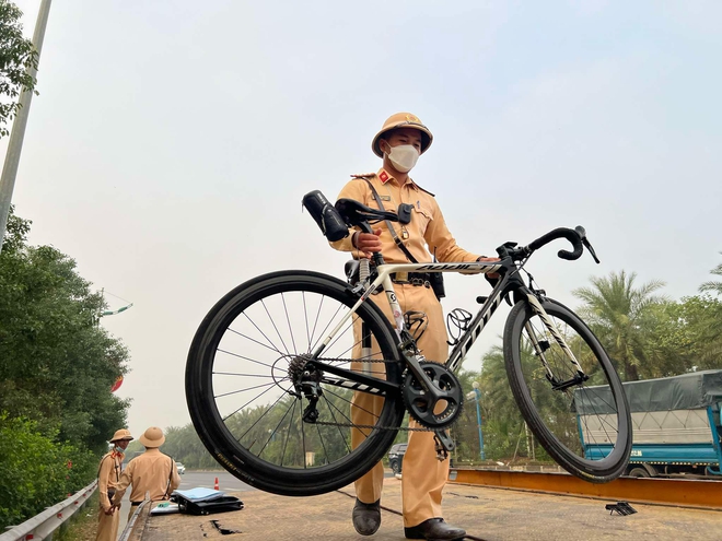Hà Nội: Phớt lờ biển cấm, người xe đạp đường Võ Nguyên Giáp bị CSGT xử lý - Ảnh 2.