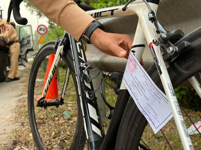 Hà Nội: Phớt lờ biển cấm, người xe đạp đường Võ Nguyên Giáp bị CSGT xử lý - Ảnh 3.