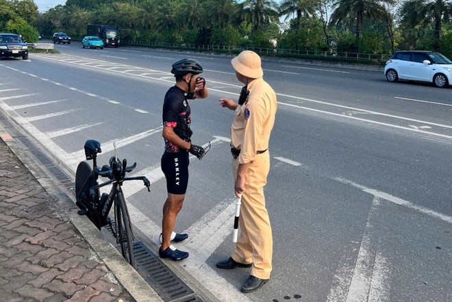 Hà Nội: Phớt lờ biển cấm, người xe đạp đường Võ Nguyên Giáp bị CSGT xử lý - Ảnh 5.