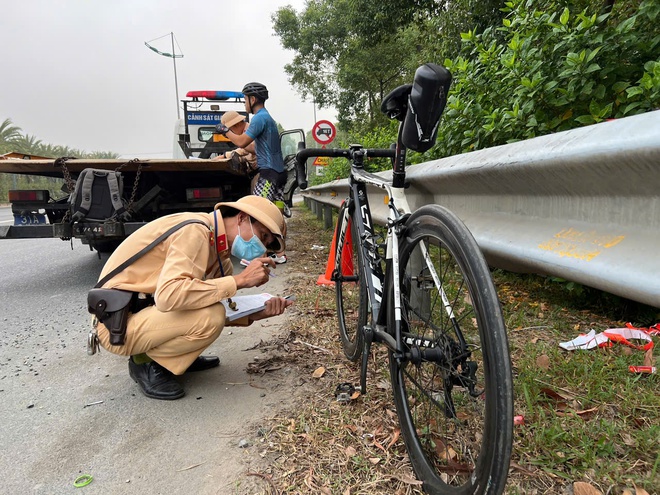 Hà Nội: Phớt lờ biển cấm, người xe đạp đường Võ Nguyên Giáp bị CSGT xử lý - Ảnh 4.