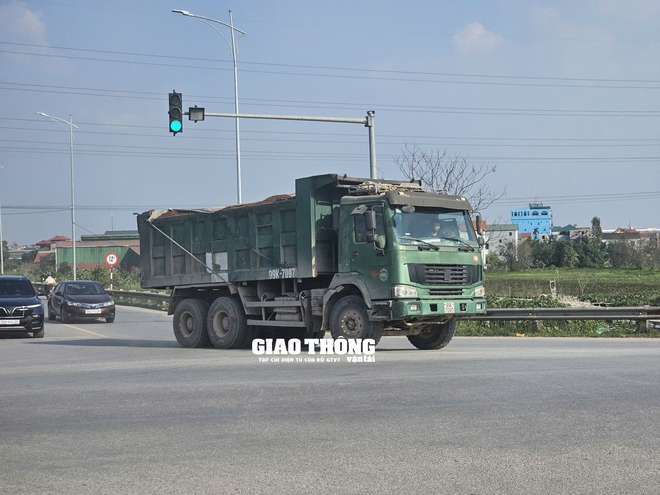 Bắc Ninh: Đoàn xe quá tải mặc sức tung hoành đê sông Đuống, 