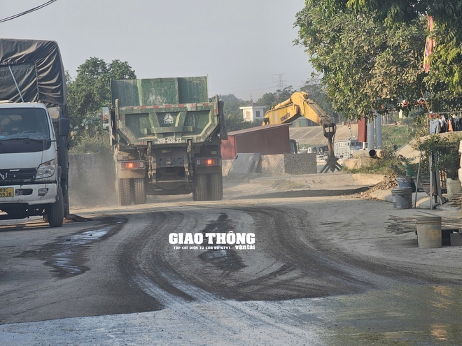 Bắc Ninh: Đoàn xe quá tải mặc sức tung hoành đê sông Đuống, 
