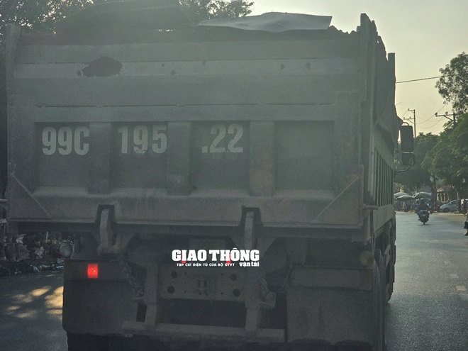 Bắc Ninh: Đoàn xe quá tải mặc sức tung hoành đê sông Đuống, 