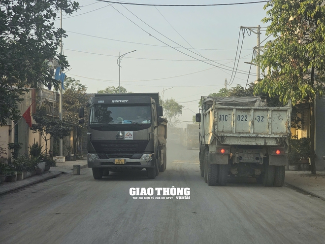 Bắc Ninh: Đoàn xe quá tải mặc sức tung hoành đê sông Đuống, 