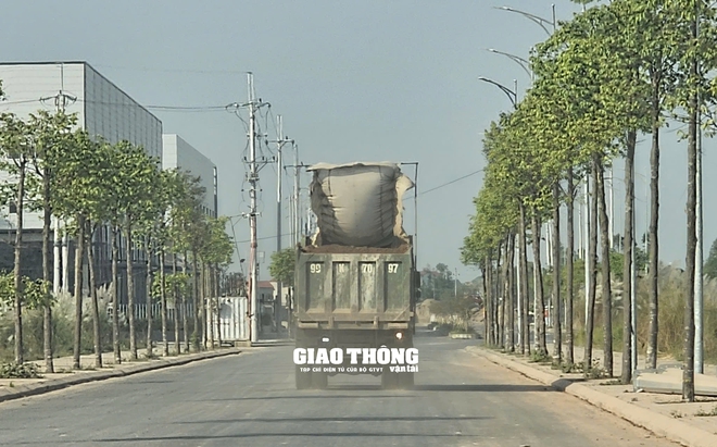 Bắc Ninh: Đoàn xe quá tải mặc sức tung hoành đê sông Đuống, 