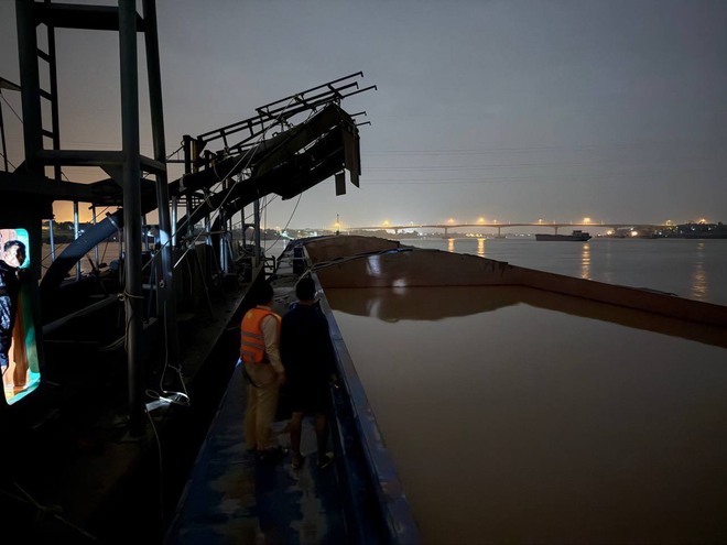 Hà Nội: CSGT Đường thuỷ mật phục bắt hai tàu 