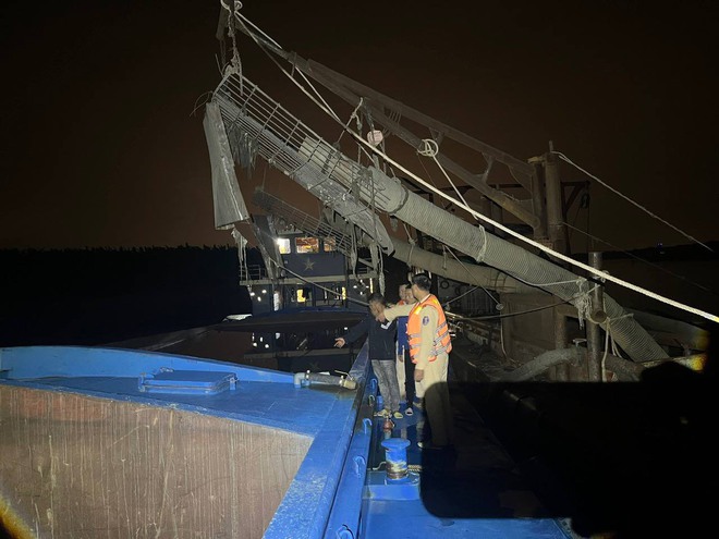 Hà Nội: CSGT Đường thuỷ mật phục bắt hai tàu 