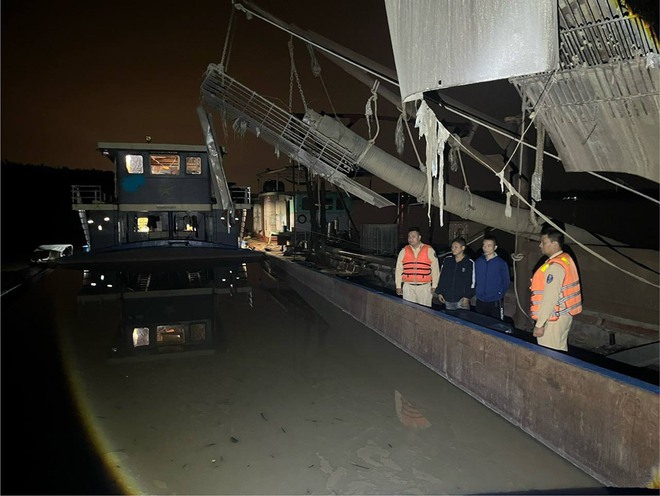 Hà Nội: CSGT Đường thuỷ mật phục bắt hai tàu 