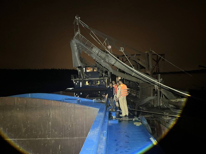 Hà Nội: CSGT Đường thuỷ mật phục bắt hai tàu 