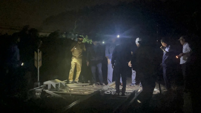 Hiện trường tàu chở hàng lật 3 toa hàng trên đèo Hải Vân - Ảnh 4.