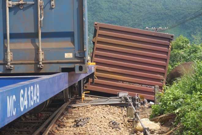 Video cận cảnh cứu hộ, cứu nạn đoàn tàu trật bánh, thông tuyến đường sắt qua đèo Hải Vân - Ảnh 9.