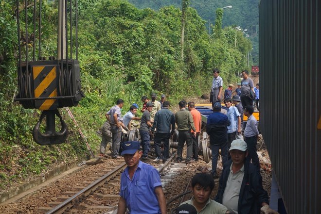 Video cận cảnh cứu hộ, cứu nạn đoàn tàu trật bánh, thông tuyến đường sắt qua đèo Hải Vân - Ảnh 7.