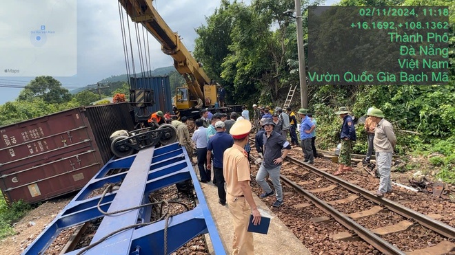 Video cận cảnh cứu hộ, cứu nạn đoàn tàu trật bánh, thông tuyến đường sắt qua đèo Hải Vân - Ảnh 11.