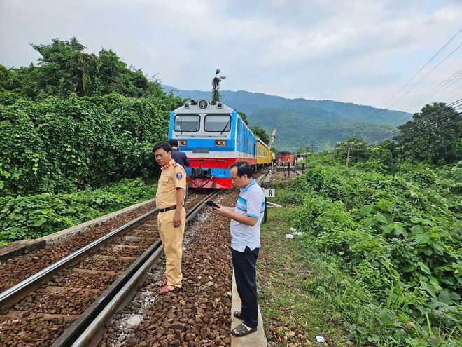 Video cận cảnh cứu hộ, cứu nạn đoàn tàu trật bánh, thông tuyến đường sắt qua đèo Hải Vân - Ảnh 10.