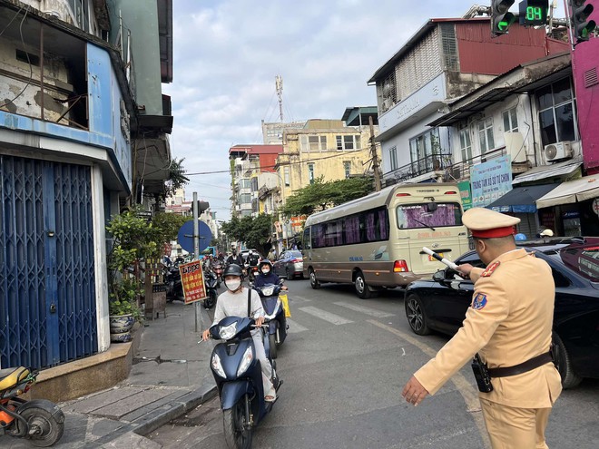 Hà Nội: Bắt lỗi xe khách dừng đỗ ở phố Cổ, xử lý xe máy không chấp hành vạch sơn - Ảnh 3.