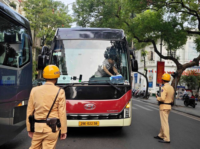 Hà Nội: Bắt lỗi xe khách dừng đỗ ở phố Cổ, xử lý xe máy không chấp hành vạch sơn - Ảnh 4.