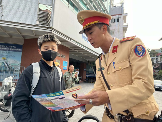Hà Nội: Bắt lỗi xe khách dừng đỗ ở phố Cổ, xử lý xe máy không chấp hành vạch sơn - Ảnh 2.