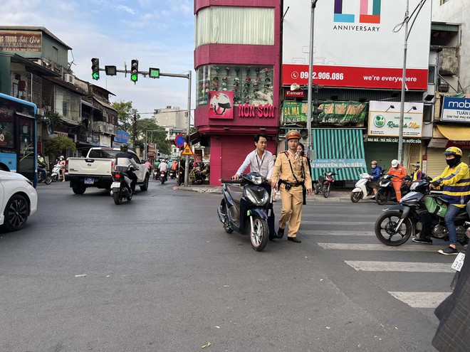 Hà Nội: Bắt lỗi xe khách dừng đỗ ở phố Cổ, xử lý xe máy không chấp hành vạch sơn - Ảnh 1.