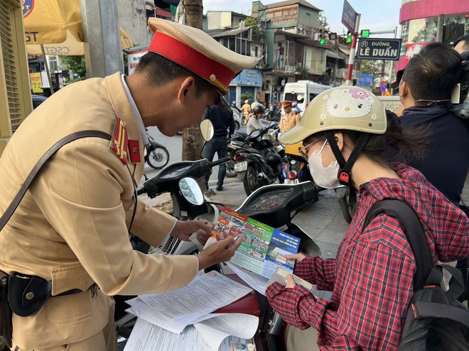 Hà Nội: Bắt lỗi xe khách dừng đỗ ở phố Cổ, xử lý xe máy không chấp hành vạch sơn - Ảnh 5.