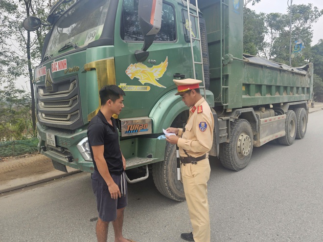 Bắc Ninh: Xử phạt nhiều trường hợp xe chở vật liệu sau phản ánh của Tạp chí GTVT - Ảnh 5.