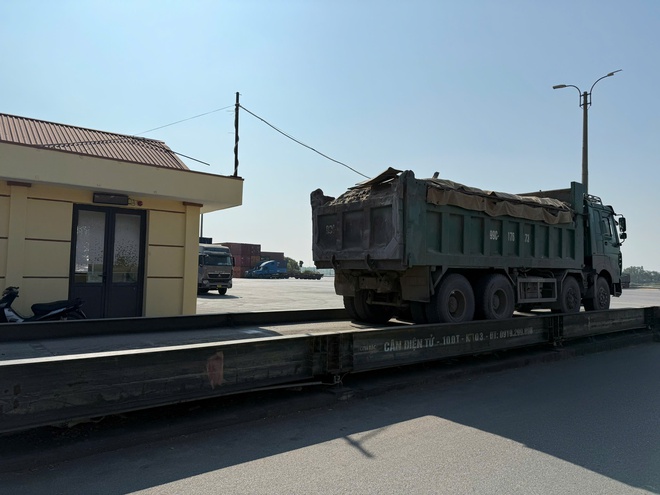 Bắc Ninh: Xử phạt nhiều trường hợp xe chở vật liệu sau phản ánh của Tạp chí GTVT - Ảnh 4.