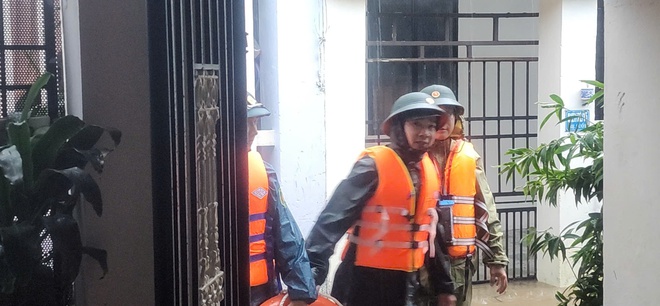 Mưa to kéo dài khiến nhiều khu vực, tuyến phố ở Đà Nẵng ngập sâu, có nơi ngập gần 1m - Ảnh 4.