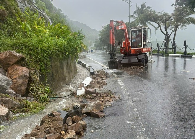 Cận cảnh khắc phục đảm bảo giao thông đường bộ, đường thủy nội địa trong mưa lớn ở Đà Nẵng - Ảnh 4.
