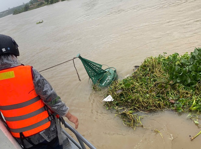 Cận cảnh khắc phục đảm bảo giao thông đường bộ, đường thủy nội địa trong mưa lớn ở Đà Nẵng - Ảnh 6.