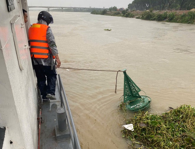 Cận cảnh khắc phục đảm bảo giao thông đường bộ, đường thủy nội địa trong mưa lớn ở Đà Nẵng - Ảnh 7.
