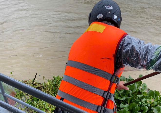 Cận cảnh khắc phục đảm bảo giao thông đường bộ, đường thủy nội địa trong mưa lớn ở Đà Nẵng - Ảnh 8.